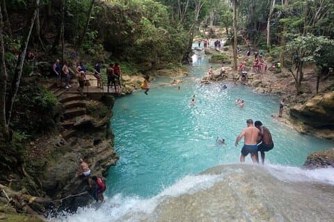 Blue Hole Wasserfälle und Bambus Rafting von Ocho Rios Jamaika