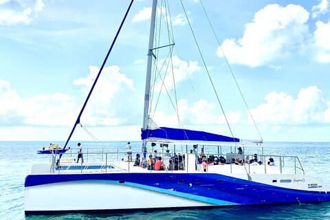 Tour privado en catamarán de Isla Mujeres con transporte