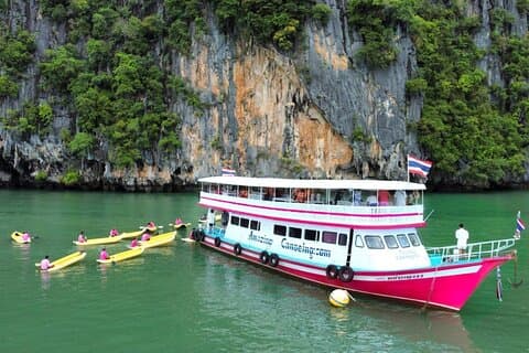 Isla James Bond y cueva marina de la bahía de Phang Nga en canoa en barco grande