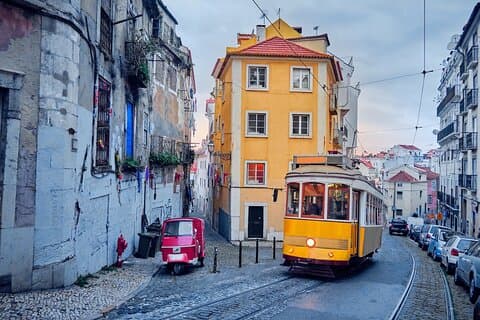 Private Car Transfer from Porto to Lisbon with 2 hours for sightseeing