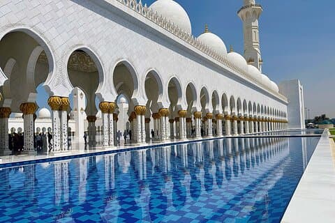 Abu Dhabi dagstur Louvren Emirates Palace och mer