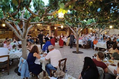 Rethymno : Kretenzische nacht met diner en live muziek, LOKALE Gids