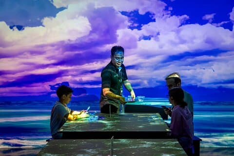 Goûter au bar à thé dans le musée d'art immersif - Dubai Mall