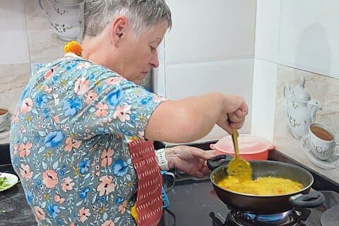 Vegetariska händer på matlagningskurs med lokal familj i Jaipur
