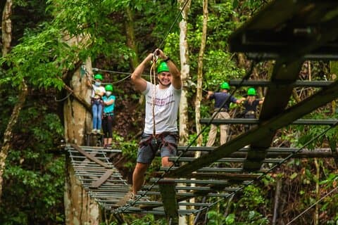 Flygspårvagn och höga rep i Jacó, Costa Rica