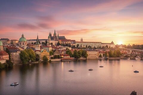 Private Transfer: Munich-Prague/Prague-Munich with 2h sightseeing