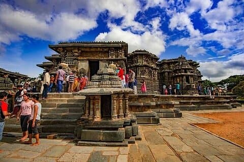Dagtrip naar de tempelkunst van Hoysala en het standbeeld van Bahubali