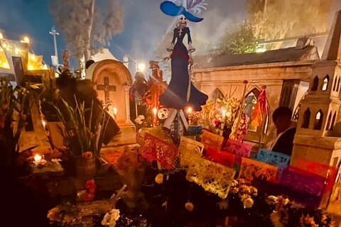 Tour Privado do Dia dos Mortos em Mixquic com Transporte e Pão dos Mortos