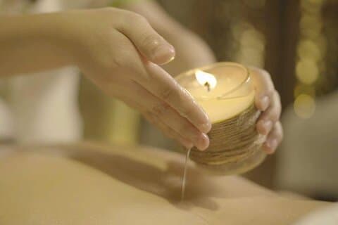 Découvrez le massage revitalisant unique à la bougie de soja