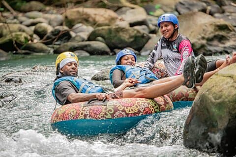 Tubes aquatiques sur la rivière Céleste