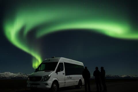 Excursão em grupo pequeno: Northern Lights com fotos e chocolate quente