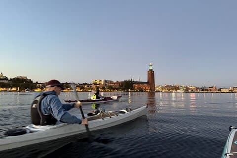 Estocolmo por noite: Kayak de inverno guiado com traje seco