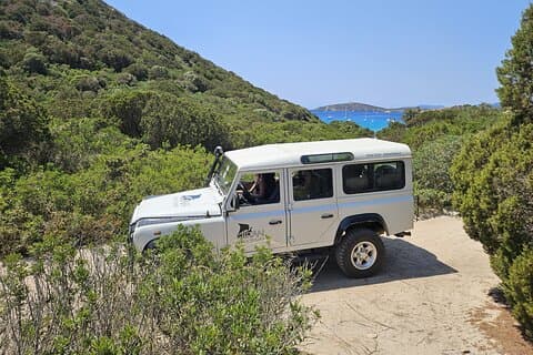 Excursão Terrestre Privada em Cagliari: Incrível Experiência de Jeep em Praias Escondidas