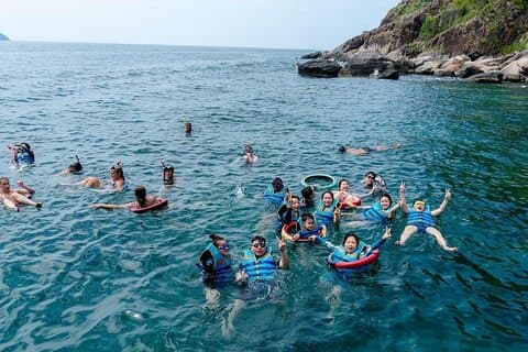 Nha Trang Fai snorkeling sulle barriere coralline e fai festa al Floating Bar