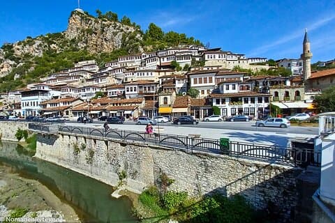 Desde Tirana : sitio UNESCO de la ciudad de Berat y tour privado por el lago Belshi
