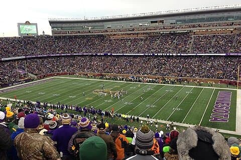 Jogo de futebol dos Minnesota Vikings no US Bank Stadium