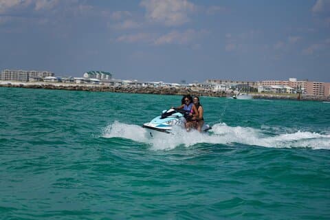 Gilligans 2 Passenger Jet Ski Rental avgår från Destin Harbor