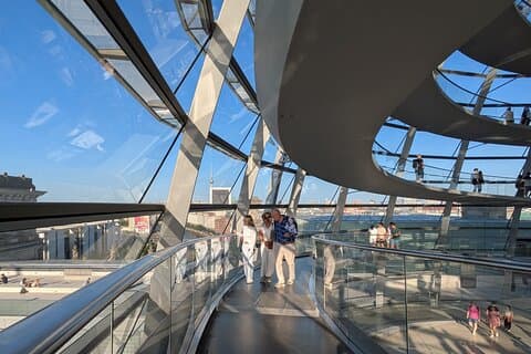 Tour exprés por el distrito gubernamental más visita al Reichstag con su cúpula