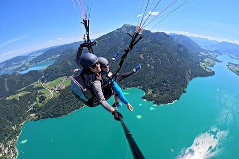 Paragliding tandem flight on Lake Wolfgang with the PeakFlyer® team