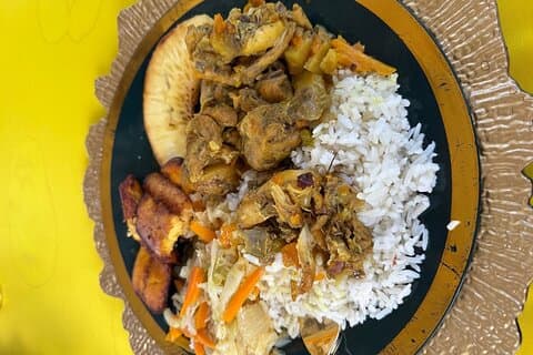Autêntica experiência de culinária jamaicana no campo