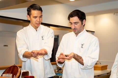 Mains sur Sushi Japon