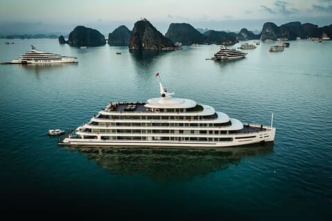 Halong Bay 2D1N Catherine Superyacht med pool og aktiviteter