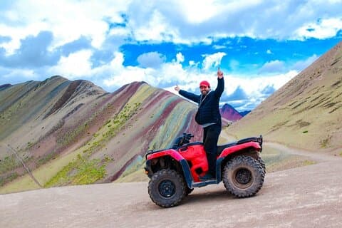 クスコ発：ヴィニクンカ レインボー マウンテン ATV ツアー（食事付き）