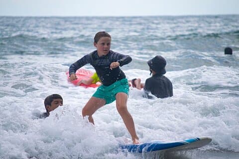 Lær at surfe med Yazdany Castro i Manuel Antonio
