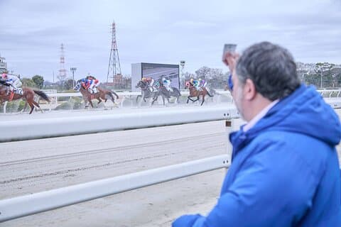 Amagasaki Retro Tour: Showa era-style bar & horse race experience