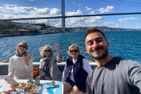 Croisière sur le Bosphore en Yacht de Luxe avec Live Guide et Escale Asiatique