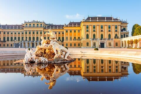Privater Transfer von Budapest nach Wien mit 2 Stunden Sightseeing, lokaler Fahrer