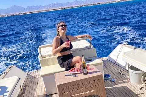 Eksklusiv fuld dag bådtur med snorkling og ø fra Hurghada