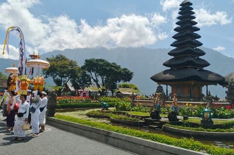 North Bali Ulun danu temple, Waterfall and Rice Terrace Tour