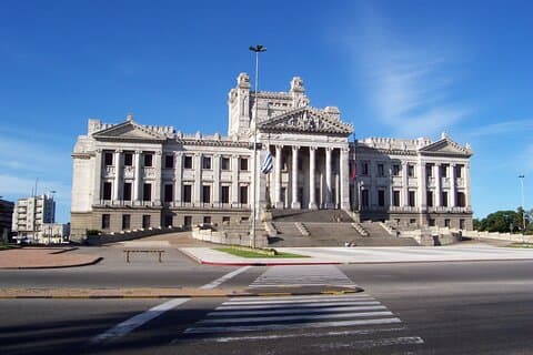 Best Private Montevideo Shore Excursion: City Tour. Optionele wijnproeverij.