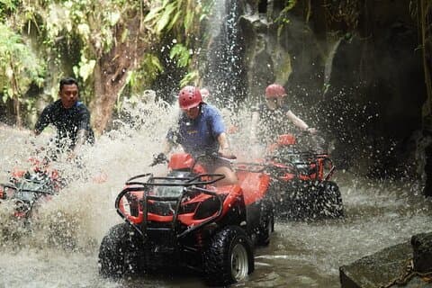 Balade en VTT à Bali dans la jungle, grotte, rivière, cascade, tunnel long