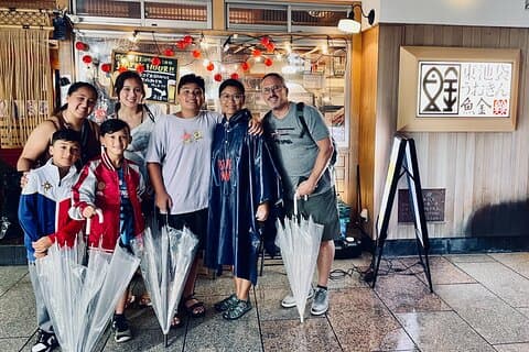 ガイドによる食アニメツアーの東京ファンサイド池袋ファミリーツアー