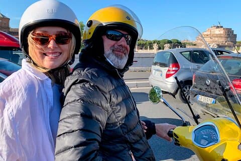 Roma con estilo : Experiencia panorámica en Vespa con conductor licenciado