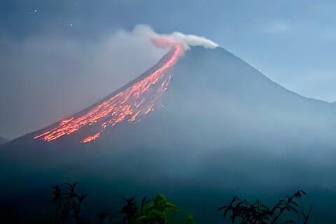 Yogyakarta : Uitzicht op Merapi Lava vanaf Turgo Hill of gubug arum sari