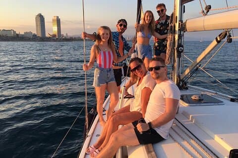 Schwimmen und Genießen - Bootstour in Barcelona City mit Cava und Getränken