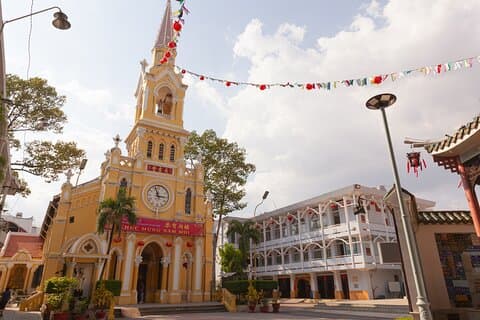 Private Shore Tour: Saigon Chinatown by Cyclo from Saigon Port