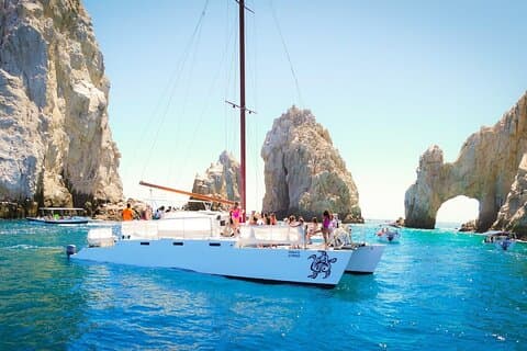 Crucero privado al atardecer en catamarán por Los Cabos con aperitivos y barra libre