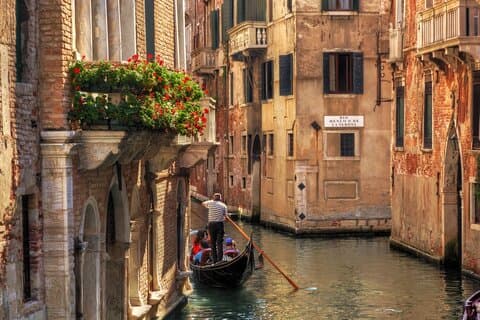 Romantic EN Gondola Tour in Venice - EN French Guide