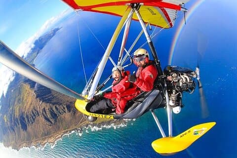 Plano de ala delta motorizado en North Shore Oahu, Hawaii