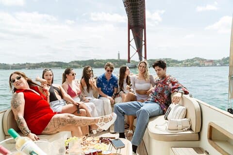 Lissabon Premium Relax op een gezellige boot met drankjes en snacks
