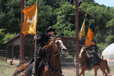 Ertugrul e Osman Ghazi em uma série de TV a partir de Istambul
