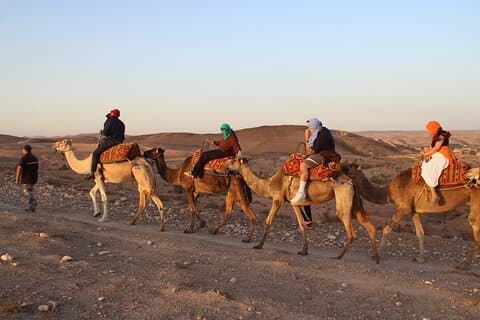 Paseo en camello al atardecer y cena con Gnawa en vivo
