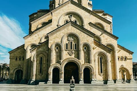 Tbilissi : Chroniques privées de Géorgie, Sainte Trinité et Vin