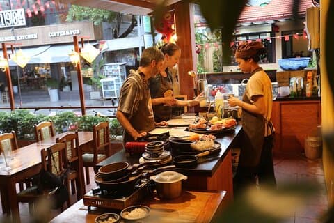 フエ市場見学体験で本格料理教室