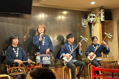 Tsugaru Shamisen-Aufführung über traditionelles Abendessen