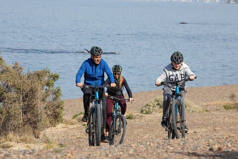Passeio de bicicleta para observação de baleias na praia de Doradillo